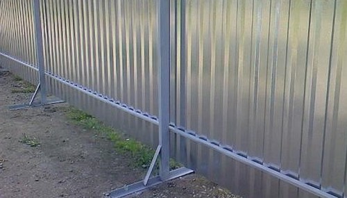 Забор из оцинкованного профнастила